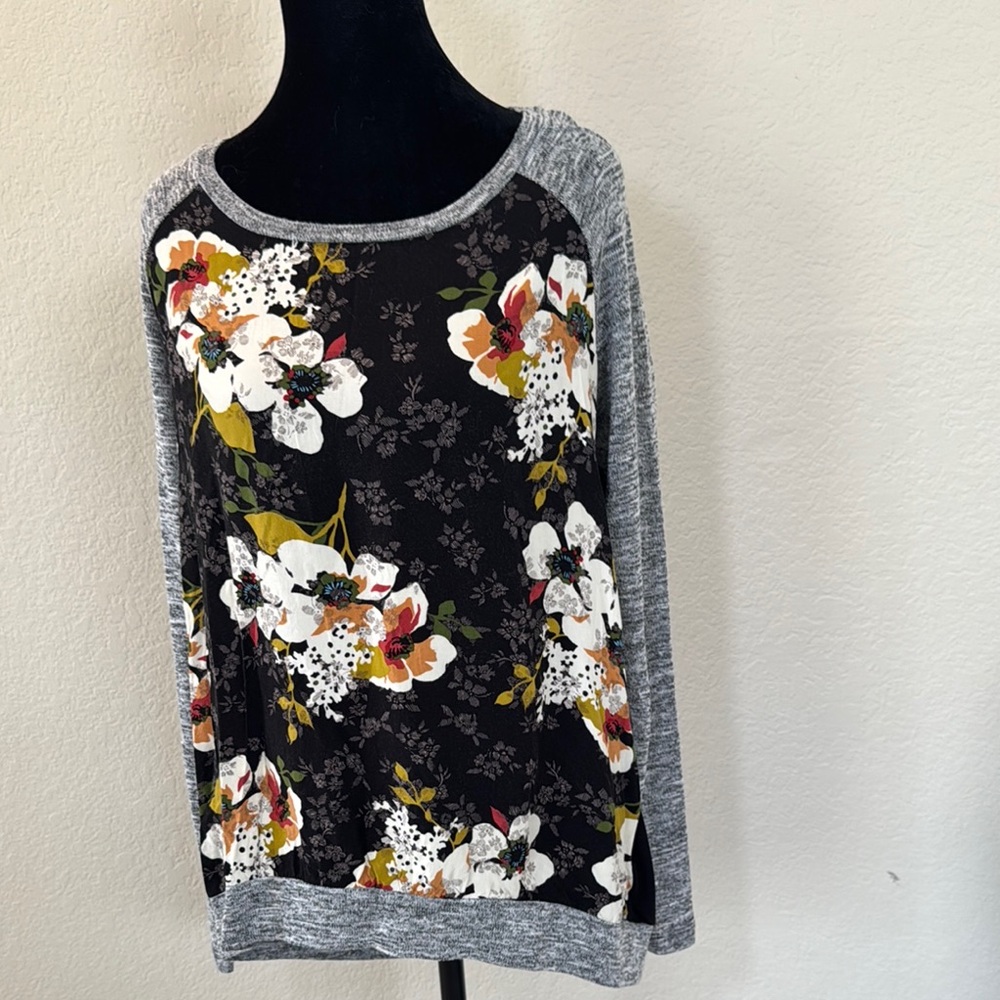 Kut from the Kloth Floral Black and Gray Top. Pairs great with jeans